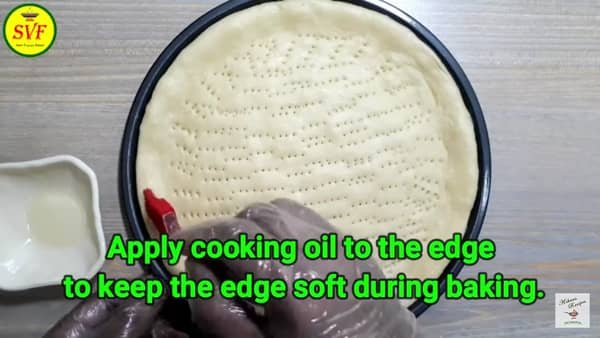 preparing the mince pizza crust