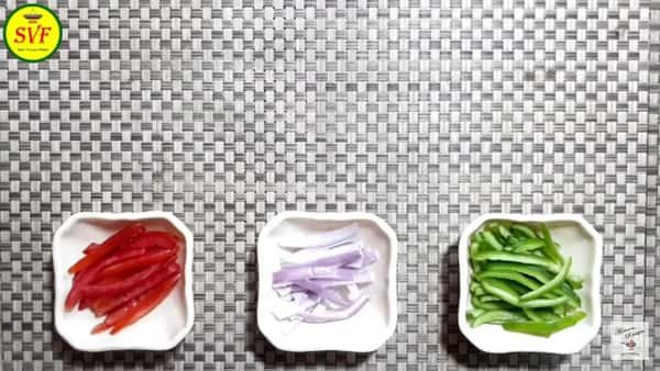 slices of onion tomato and capsicum