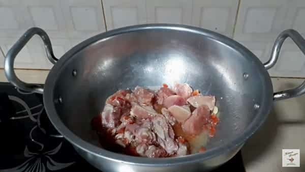 frying the chicken carrot and garlic