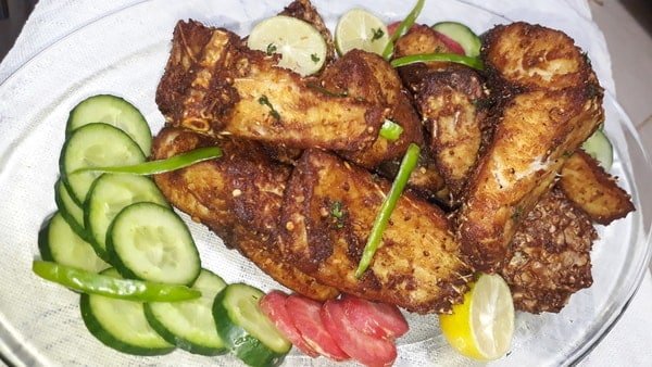 serve hot fried fish