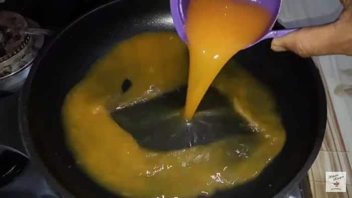 pour 1 cup of orange juice in the pan