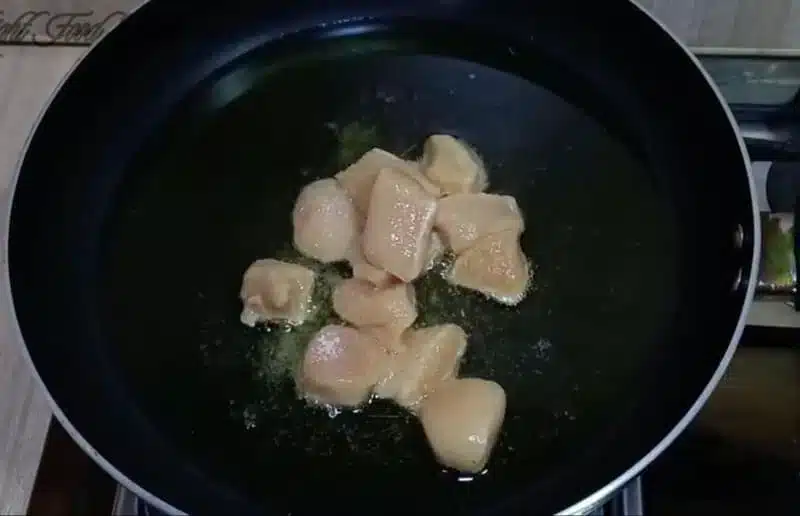frying the chicken cubes step1