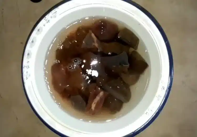 soaking liver pieces into a solution of water and white vinegar to remove its odor