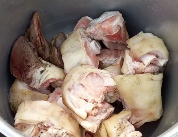 beef paya pieces in a pressure cooker