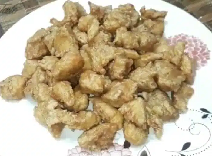 transfering the fried chicken cubes to a paper towel