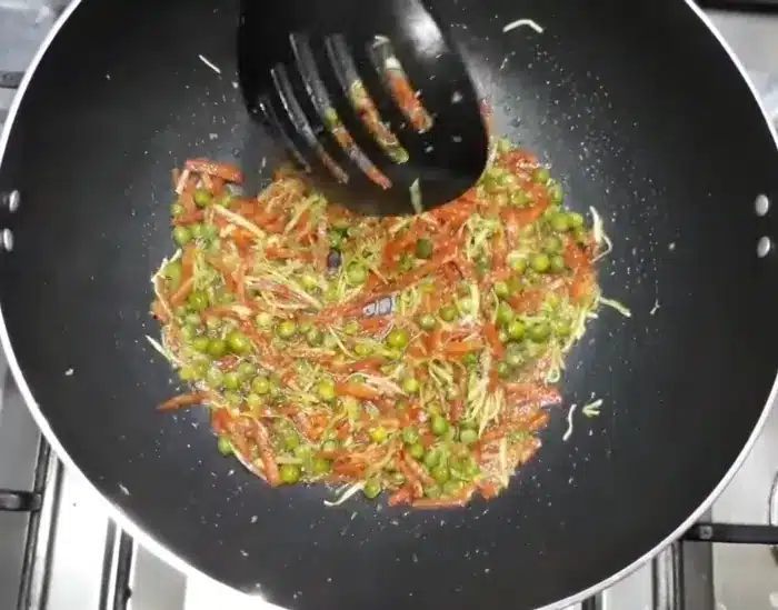 Steaming of peas and julienned carrots