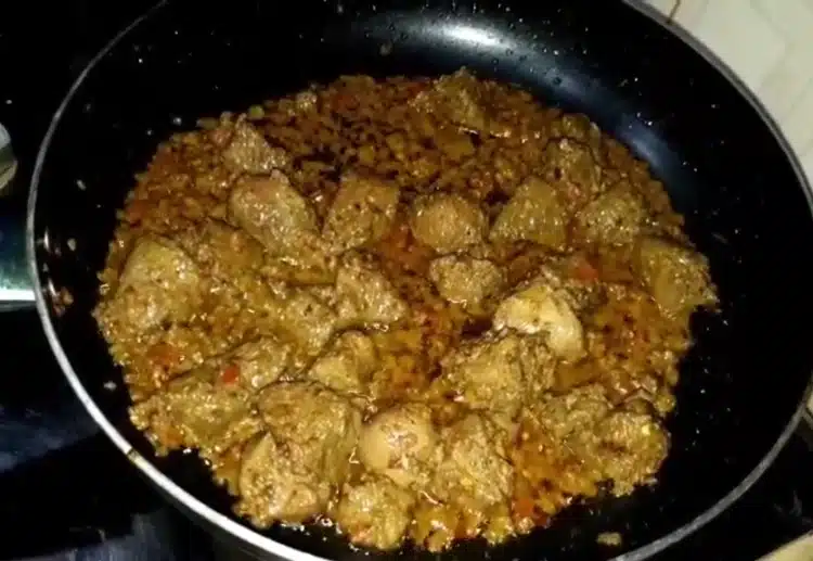 adding fried onion rings in beef liver masala