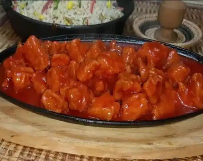 transfer the chicken manchurian to the sizzling plate